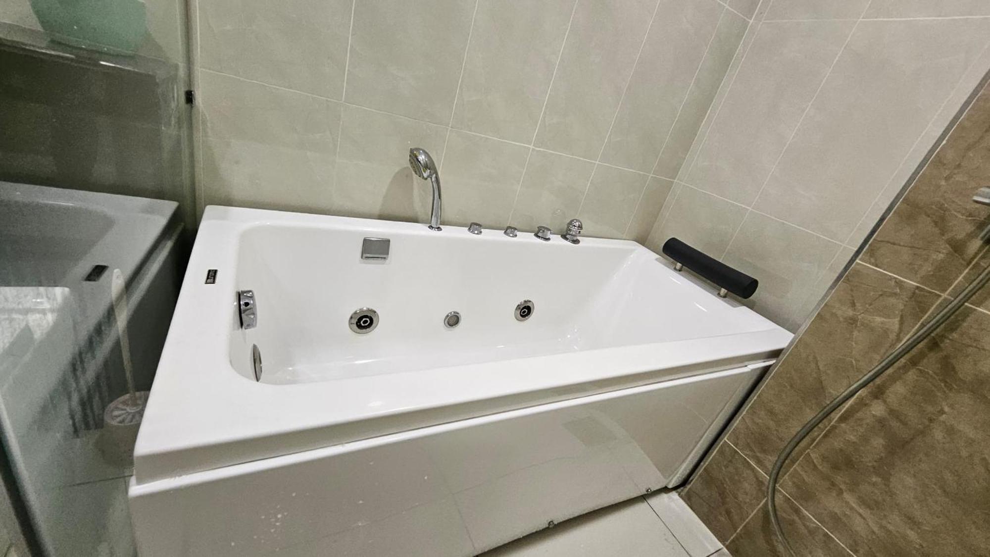Paragon Suites Studios With Private Jacuzzi Near Ciq Rts Джохор-Бару Экстерьер фото