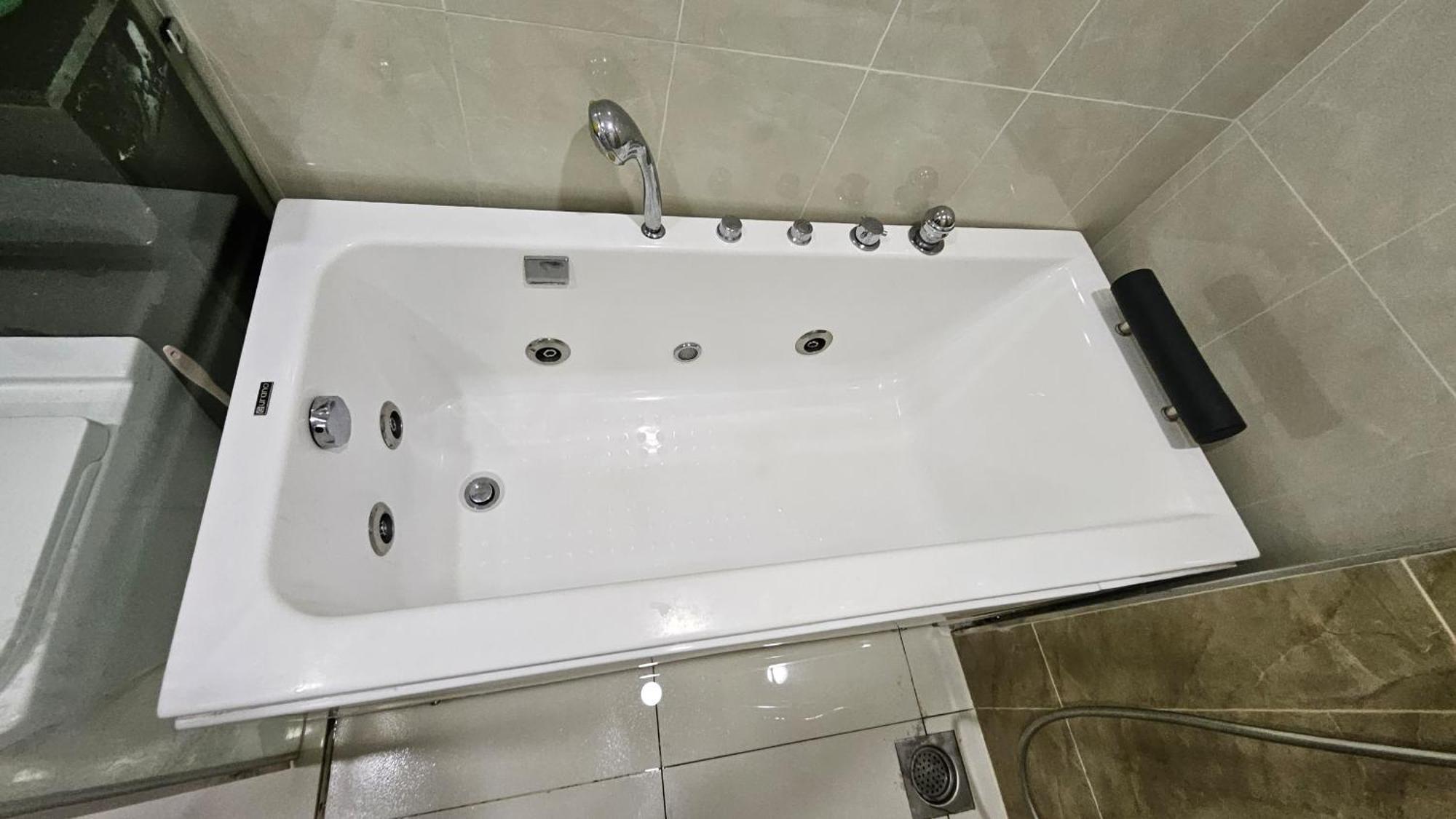 Paragon Suites Studios With Private Jacuzzi Near Ciq Rts Джохор-Бару Экстерьер фото