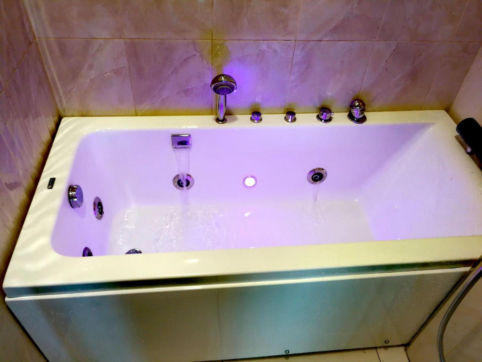 Paragon Suites Studios With Private Jacuzzi Near Ciq Rts Джохор-Бару Экстерьер фото