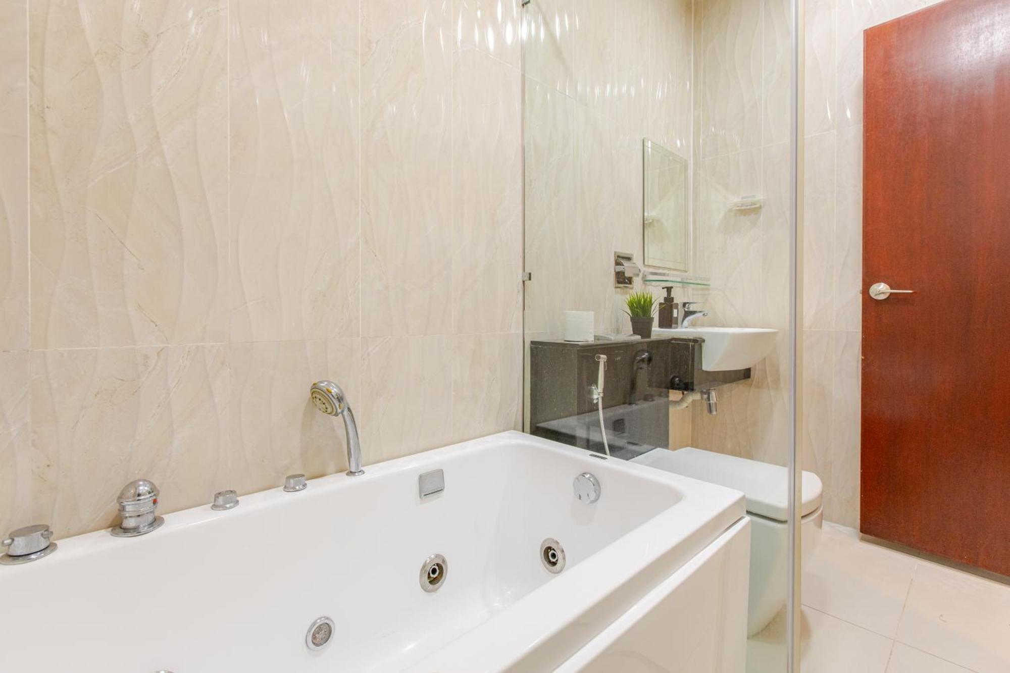 Paragon Suites Studios With Private Jacuzzi Near Ciq Rts Джохор-Бару Экстерьер фото